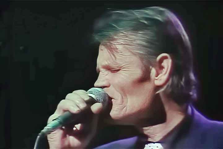 Chet Baker morreu em 13 de maio de 1988, aos 58 anos, após cair da janela de um hotel em Amsterdã, em circunstâncias que permanecem envoltas em mistério. 
