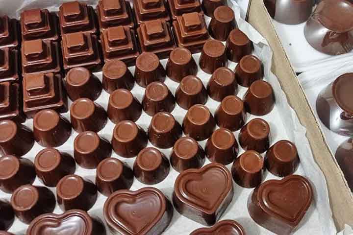 No entanto, a cidade francesa de Chambéry se autoproclama o berço da trufa de chocolate, criada acidentalmente por Louis DuFour, em 1895.