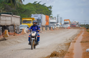 FORTALEZA, CE, BRASIL, 22-12-2025: Proximo ao Viaduto da Ceasa - Maracanaú. Andamento das obras do Anel Viário. As Obras do Anel Viário estão enfrentando imbróglio após paralisação do consórcio responsável pela obra, que tinha perspectiva de conclusão para o fim deste ano.  (Foto: Aurelio Alves  / Jornal O POVO)