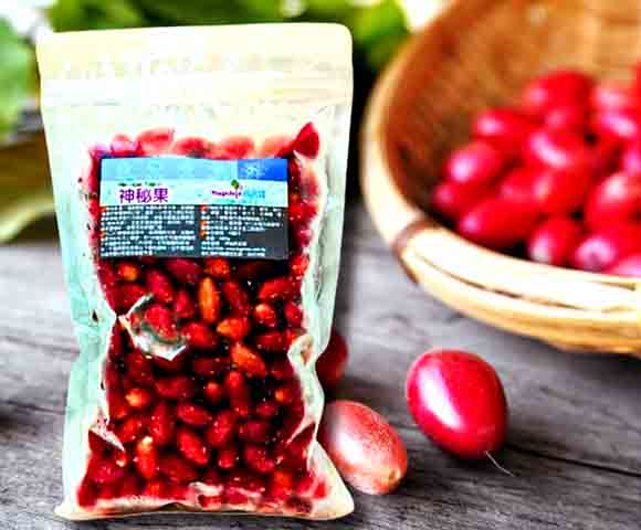 Com polpa branca, os frutos são vermelhos, medindo de 13 a 26 de comprimento, com forma alongada e semelhante a de um ovo.
