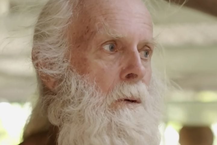 Durante, ele anos viveu totalmente desconectado da tecnologia. “O mundo lá fora está barulhento demais. Aqui eu escuto o vento, o mar e os pássaros. Não há preço para isso, disse à ABC.