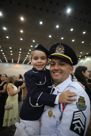 O 2&deg; sargento da Pol&iacute;cia Militar, Elizeu Soares, e sua filha, Maria Rita, de seis anos