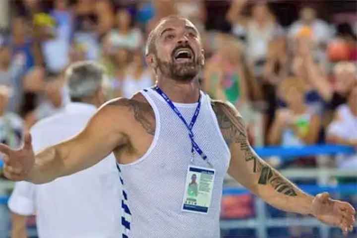 Nos carnavais de 2007 e 2008, teve uma passagem pela Unidos do Viradouro, de Niterói. No primeiro ano, teve a ousadia de colocar a bateria em cima de um carro alegórico que representava peças de xadrez. 