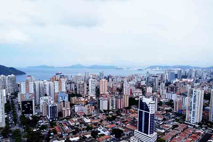 Santos se destaca na Baixada Santista pela expressiva concentração de moradores com idade igual ou superior a 100 anos. Dados do Censo 2022, utilizados em levantamentos regionais, indicam que o município possui 107 centenários, o maior número da região, o que corresponde a quase metade do total registrado nos demais municípios do entorno.
