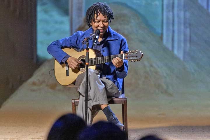 O segundo álbum, “Djavan” (1978), consolidou seu estilo em faixas como “Cara de Índio” e “Serrado”. Nessa fase, suas composições começaram a ser gravadas por grandes intérpretes. Maria Bethânia fez sucesso com “Álibi”, Nana Caymmi cantou “Dupla Traição” e Elis Regina imortalizou “Samba Dobrado”.
