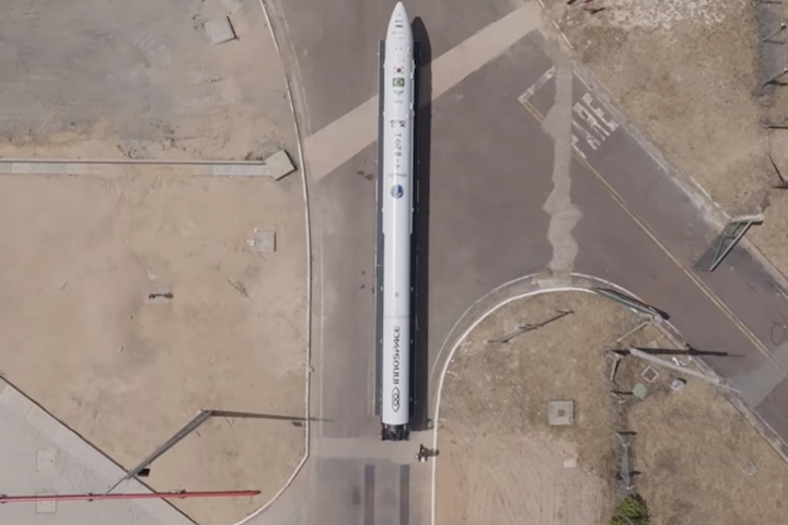 O foguete não era tripulado, mas transportava oito cargas estratégicas desenvolvidas por instituições do Brasil e da Índia.