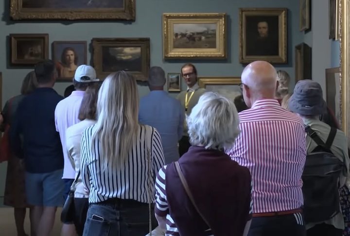 O museu vem sofrendo com uma dificuldade crescente de obter recursos públicos e, por isso, tem buscado maneiras criativas de renovar sua programação. 