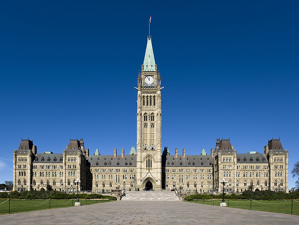 Parliament Hill (1859-1927)
Localizado em Ottawa, abriga os edifícios do Parlamento do Canadá em estilo neogótico. Sua Torre da Paz é um dos símbolos do país e recebe milhares de visitantes anualmente.