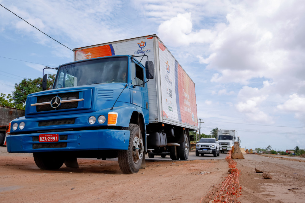 Em alguns trechos do Anel Vi&aacute;rio, carros e caminh&otilde;es de carga precisam trafegar em espa&ccedil;os sem asfalto(Foto: AUR&Eacute;LIO ALVES)