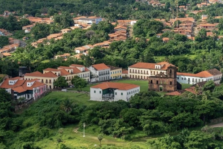 Esse fator permite uma economia significativa de combustível e redução de custos operacionais devido à maior velocidade de rotação da Terra na região.