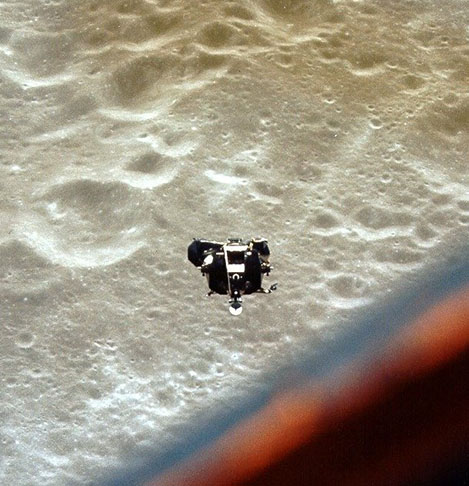 As missões seguintes prepararam terreno para que, finalmente, o homem pudesse pisar na Lua.  O módulo lunar da Apollo 10, apelidado de Snoopy (personagem dos quadrinhos) chegou a ficar a apenas 15 km da superfície da Lua. Mas não houve pouso. 
