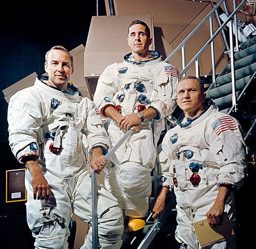 Em 21/12/1968, a Apollo 8 decolou com os astronautas James Lovell, Williams Anders e Frank Borman (esq para dir na foto). E, pela primeira vez na história, a nave entrou na órbita lunar. 