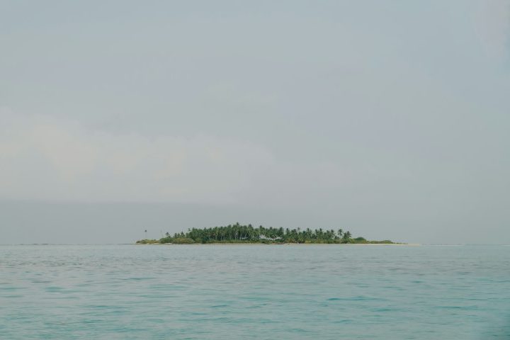 Algumas teorias que podem explicar o desaparecimento da Ilha Bermeja incluem um erro cartográfico (pode ter sido um registro incorreto em mapas antigos) ou erosão natural causada pelas correntes marítimas.