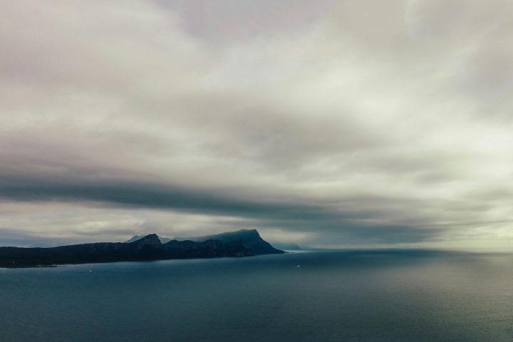 Essas ilhas instáveis geralmente são formadas por areia, lama vulcânica ou sedimentos soltos, ou seja, sua existência é condicionada por fatores naturais como marés, correntes, ventos e atividade sísmica. 