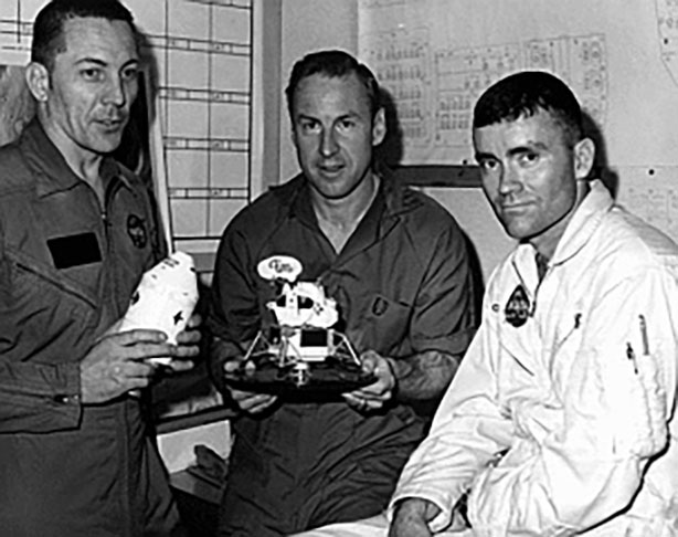 As Apollos 14, 15, 16 e 17 também seriam bem sucedidas.  O susto ficou por conta da Apollo 13, lançada em 11/04/1970. É famosa a frase: Houston, we have a problem.  Jim Lovell avisava ao centro de controle sobre uma falha (no tanque de oxigênio). Havia risco de morte para o trio (na foto, Lovell entre John Swigert, à esq, e Fred Haise).