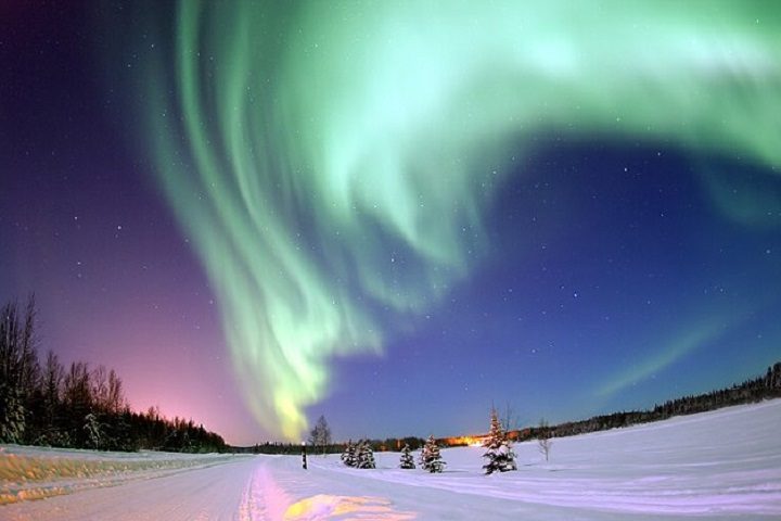 A aurora boreal possui características bastante diversificadas em termos de luz e formato devido às diferentes interações químicas que ocorrem na atmosfera durante a sua formação.
