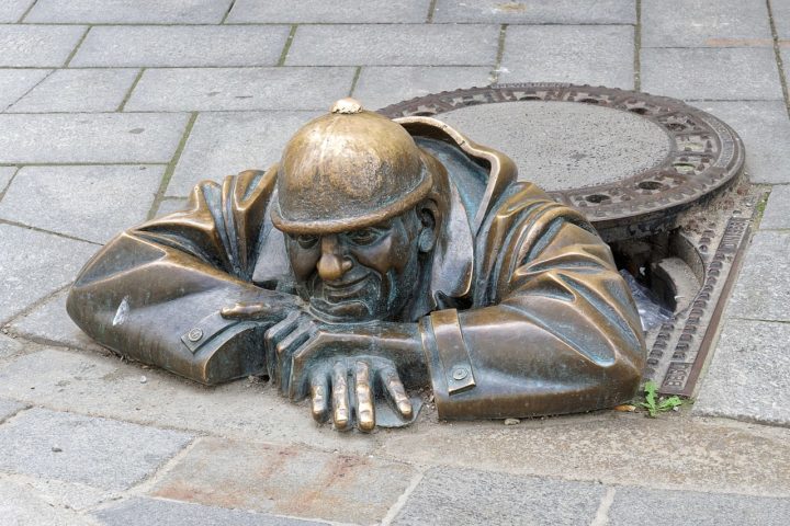 Cumil, Bratislava (Eslováquia):  Chamada Cumil, que significa observador em eslovaco, estátua de um trabalhador relaxando em um esgoto e observando a rua tornou-se uma popular atração turística. Alguns acreditam que tocar seu capacete realiza desejos...