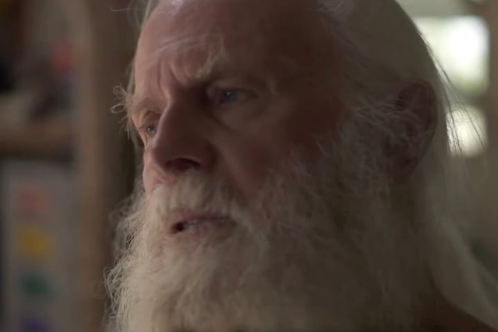 Um ex-empresário australiano que perdeu sua fortuna de mais de US$ 28 milhões tomou uma decisão inusitada que despertou a curiosidade de muita gente. 