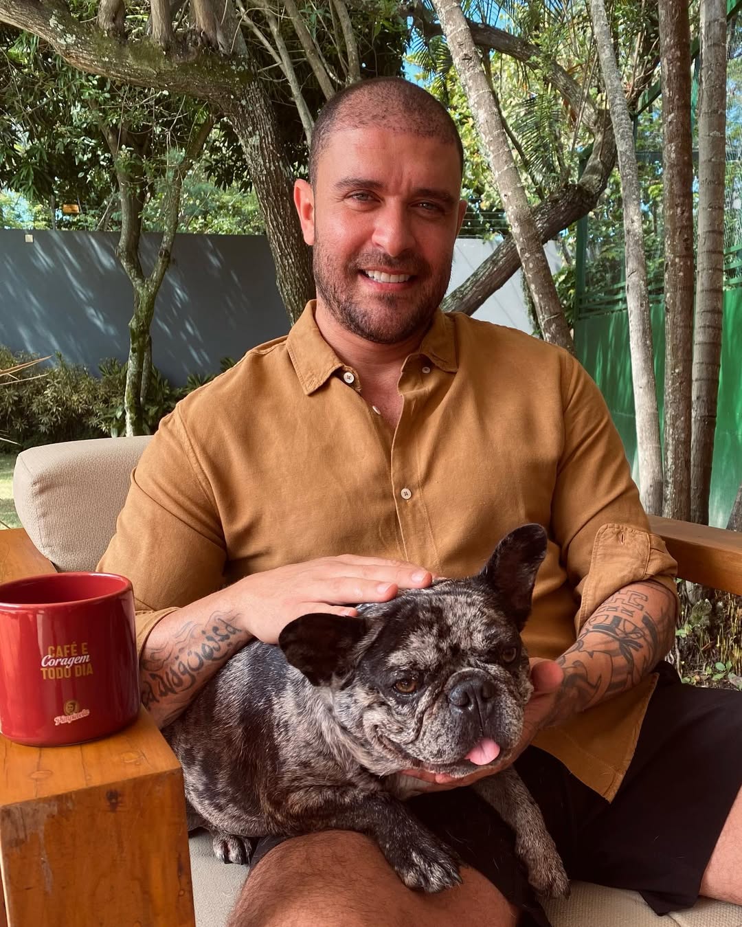 Pouco tempo depois, passaram a morar juntos no Rio de Janeiro. Apesar da discrição, não escondiam o relacionamento e trocavam declarações públicas, além de acompanharem a rotina profissional um do outro. Paolla era presença frequente nos shows do cantor, enquanto Diogo acompanhava a atriz nos ensaios da escola de samba Grande Rio. O casal também adotou um cachorro, chamado Brutus.
