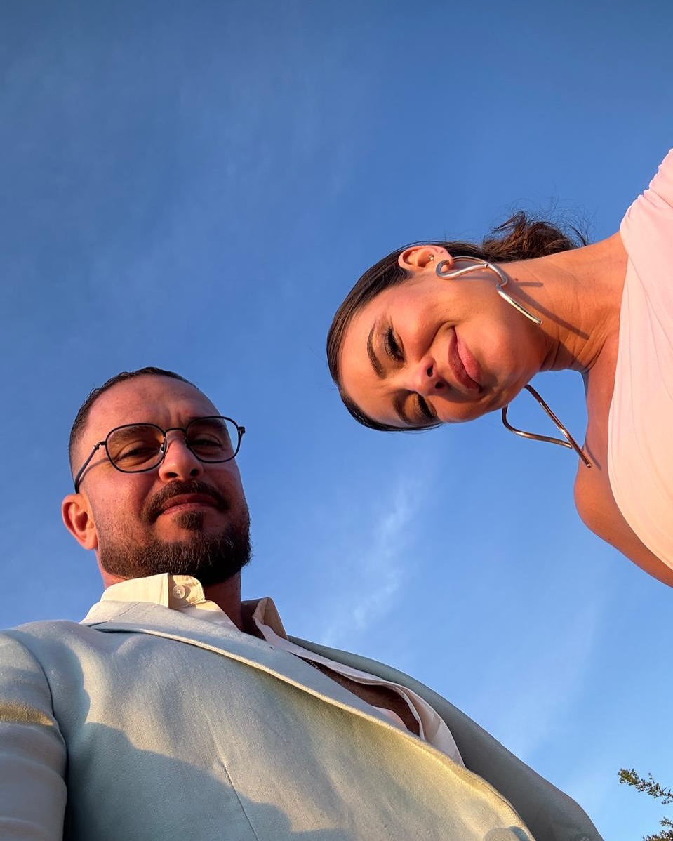 A reportagem acrescentou que o anúncio do término teria sido adiado em outras ocasiões em razão de compromissos profissionais e contratos publicitários firmados em conjunto e que o imóvel adquirido pelo casal no Recreio dos Bandeirantes, na zona sudoeste do Rio de Janeiro, ficará com Diogo Nogueira, que reembolsará Paolla Oliveira pela parte correspondente, com pagamento à vista e sem disputas públicas.
