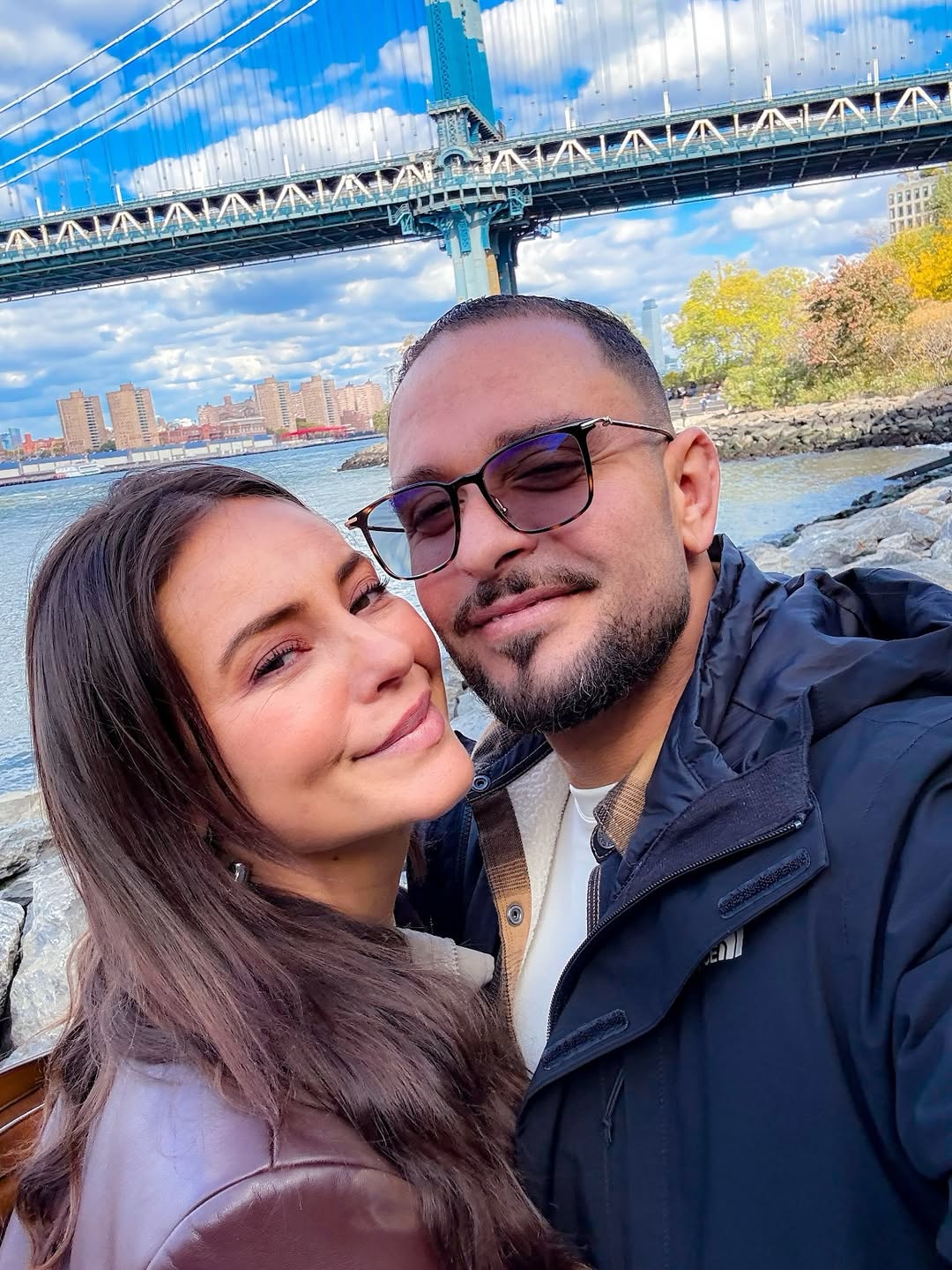 Apesar do tom adotado no comunicado, o colunista Lucas Pasin, do Metrópoles, informou que a separação foi resultado de um desgaste progressivo. Segundo a coluna, o casal já enfrentava uma crise, perceptível pela diminuição das aparições públicas conjuntas, especialmente nos shows do cantor. Ainda de acordo com a apuração, houve tentativas de reconciliação, incluindo uma viagem, mas discussões envolvendo ciúmes e conflitos de interesses indicaram que ambos viviam fases diferentes.
