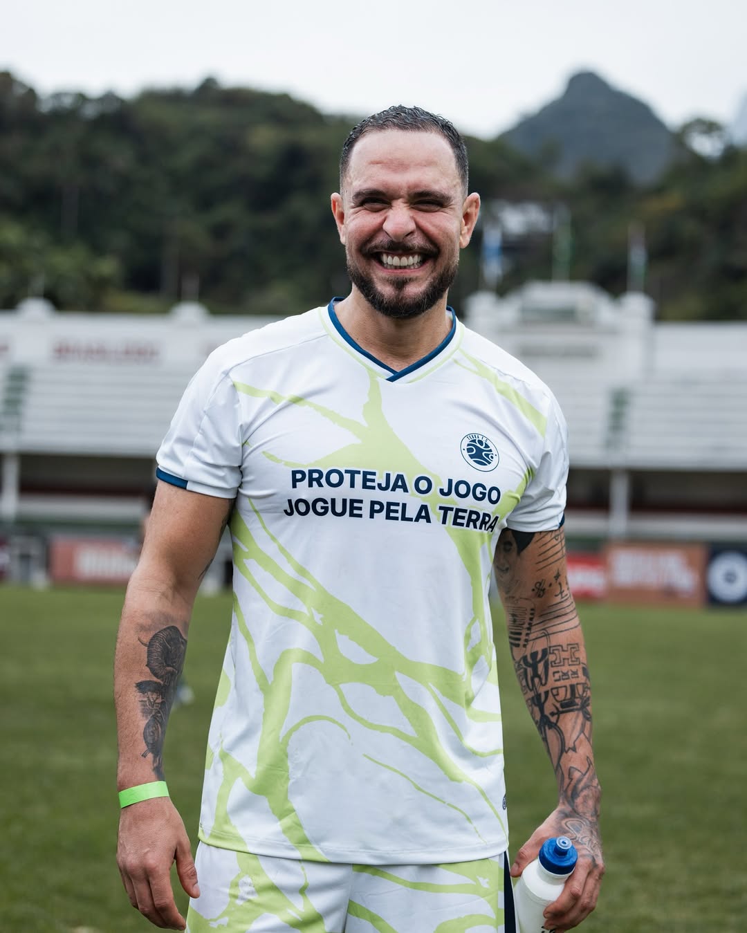 Antes de seguir carreira musical, tentou se tornar jogador de futebol e chegou a treinar em clubes do Rio de Janeiro e de Porto Alegre, mas uma lesão no joelho interrompeu esse percurso.
