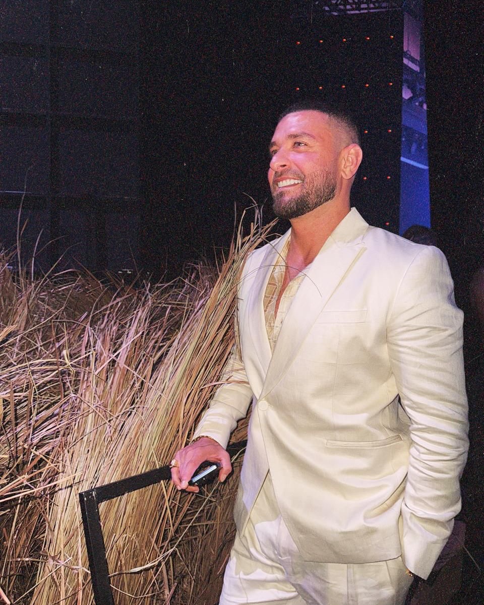 Diogo Nogueira e Paolla Oliveira assumiram publicamente o relacionamento em julho de 2021, após uma publicação no Instagram. No mês seguinte, o cantor relatou que o primeiro encontro ocorreu por intermédio de amigos em comum, depois de encontros ocasionais nos estúdios da TV Globo. Os dois trocaram mensagens até o primeiro encontro, ocasião em que Diogo preparou um jantar.
