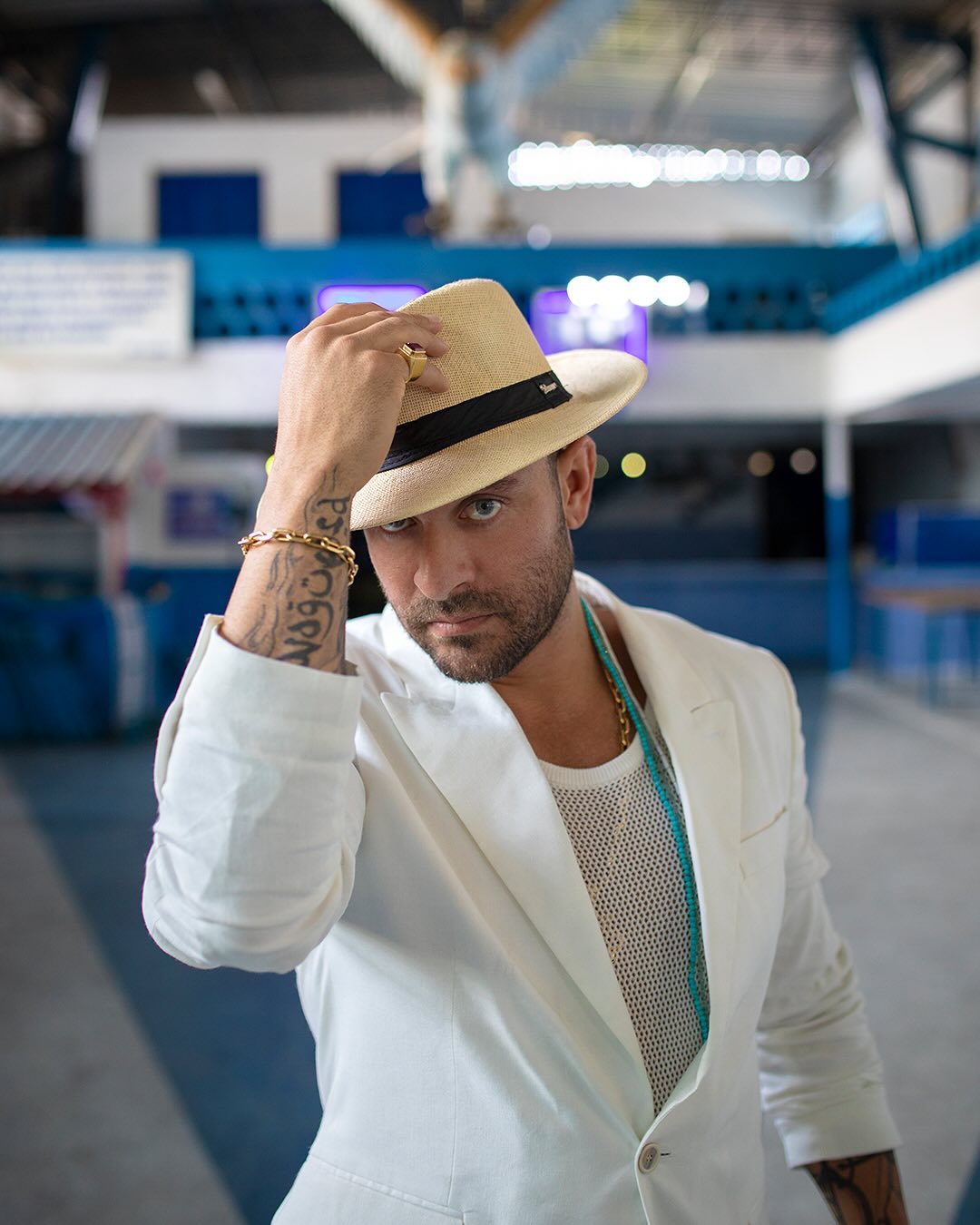 Diogo Nogueira também é compositor de sambas-enredo no Carnaval do Rio de Janeiro. Ele foi um dos autores do samba da Portela em 2007, “Os Deuses do Olimpo na Terra do Carnaval”, e gravou sambas históricos de outras escolas, como “É Hoje”, da União da Ilha do Governador, de 1982, além de pot-pourris de clássicos como “Contos de Areia” e “Aquarela Brasileira”.
