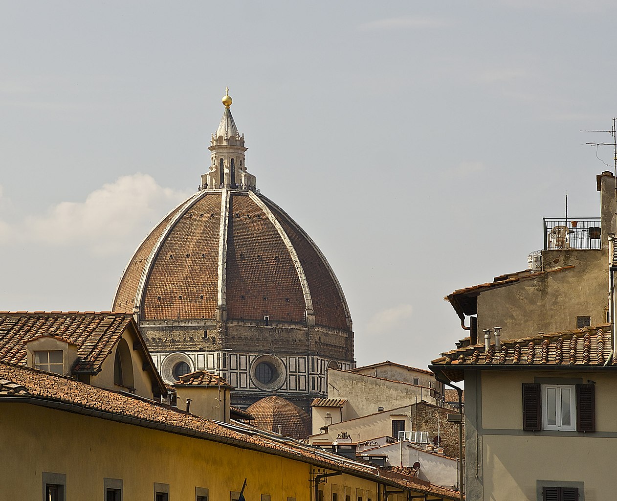 O aeroporto pode ser visto do Duomo de Florença, por exemplo.  A catedral é um dos cartões postais mais famosos do mundo e um dos principais símbolos do turismo na Itália. 
