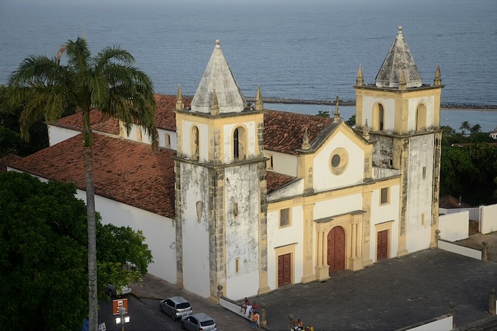 Entre seus principais monumentos está a Sé de Olinda, oficialmente chamada de Catedral de São Salvador do Mundo. 