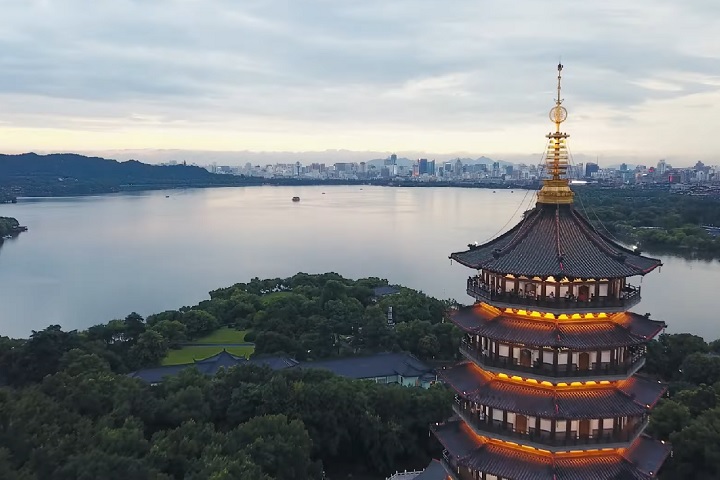 Hangzhou, onde fica o o Regent International, é a capital da província de Zhejiang, no leste da China, situada às margens do famoso Lago Oeste (West Lake), um dos cartões-postais mais visitados do país.