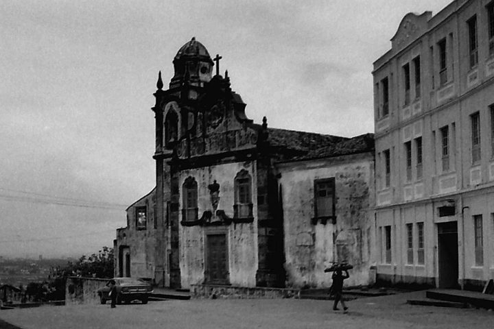 Sua posição estratégica e prosperidade atraíram invasões estrangeiras, como a ocupação holandesa no século 17. Os invasores, preferindo a logística portuária de Recife, saquearam e incendiaram Olinda em 1931.