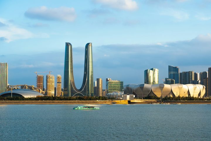 Com mais de 10 milhões de habitantes, a cidade é considerada um dos centros tecnológicos e econômicos mais dinâmicos da China.