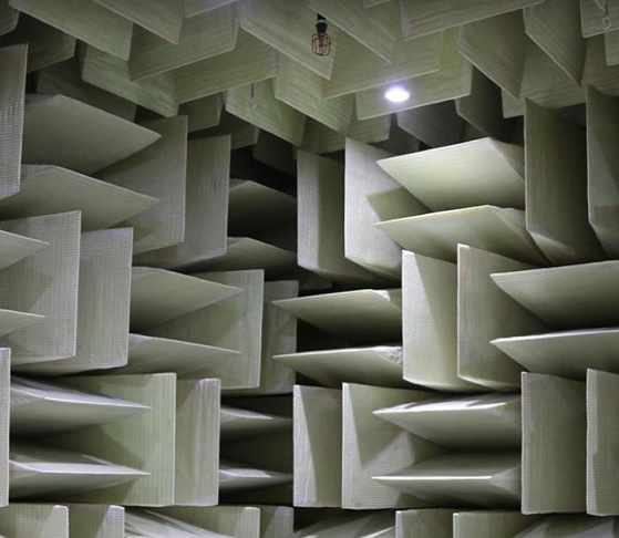 Apesar de ser um espaço isolado, longe de distrações, o silêncio absoluto dentro da sala é tão intenso que poucos aguentam ficar lá por muito tempo.