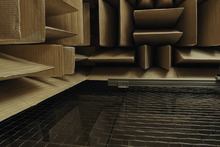 Além disso, as paredes são compostas por camadas de concreto e aço, sustentadas por uma base que bloqueia vibrações vindas do solo. 