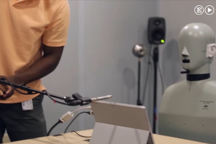 A câmara foi criada com um propósito técnico: testar equipamentos como alto-falantes, teclados e mouses em um ambiente completamente neutro. 