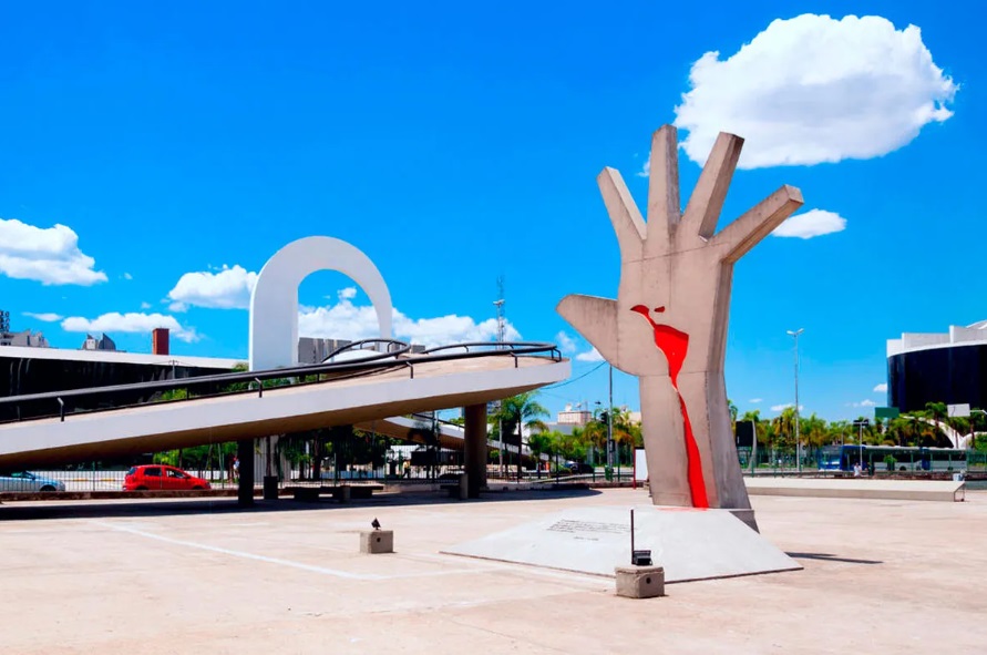 O Memorial da América Latina é um complexo cultural criado para valorizar a integração e a identidade dos povos latino-americanos.
Projetado por Oscar Niemeyer, reúne praças, espaços expositivos e a escultura da mão, símbolo de resistência e união.