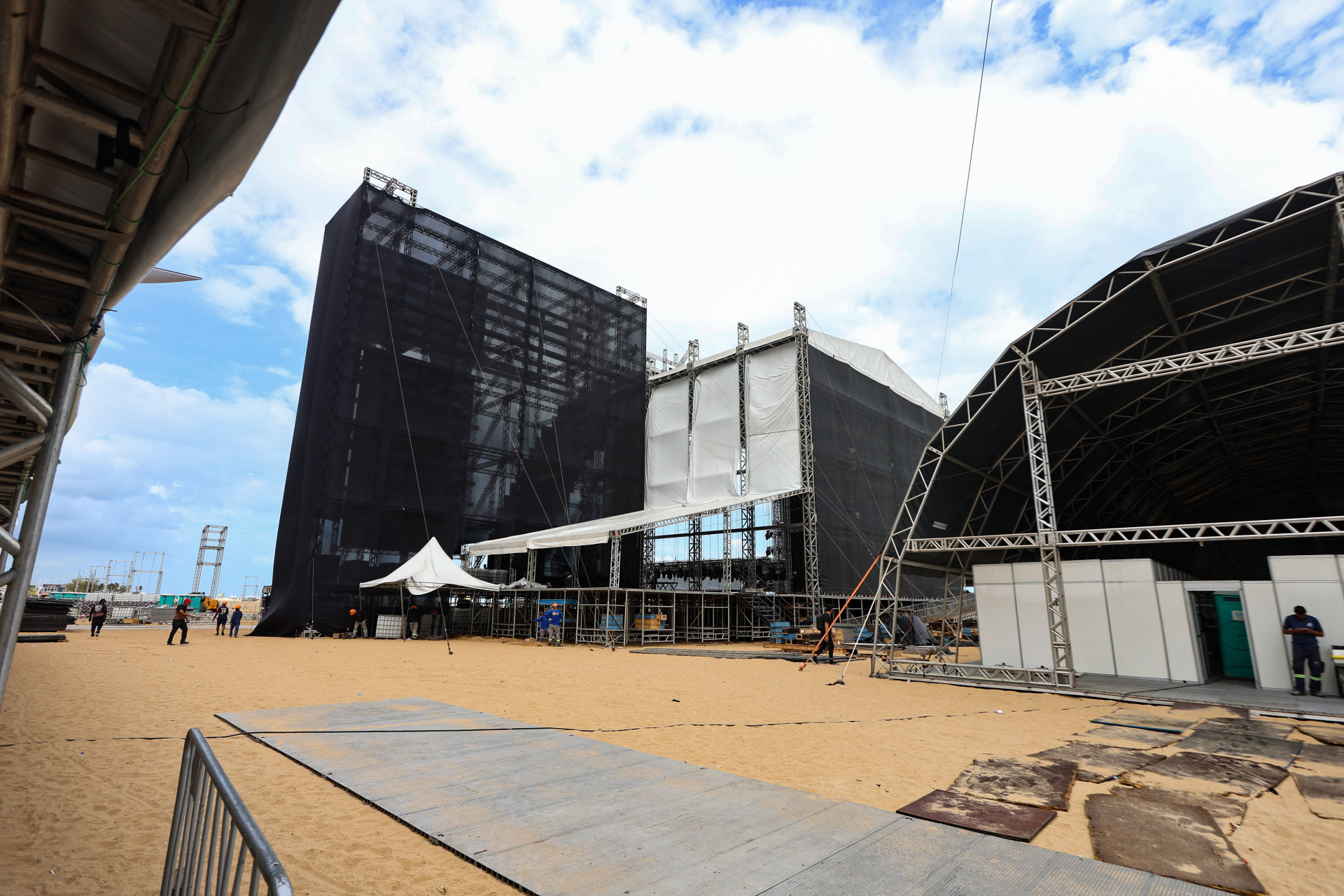 FORTALEZA, CEARÁ,  BRASIL- 23.12.2025:. No Aterro da Praia de Iracema, principal palco da virada, está sendo instalada uma estrutura para o Réveillon 2026, que ocupa 65 mil m². (Daniel Galber/Especial para O POVO) (Foto: DANIEL GALBER/ESPECIAL PARA O POVO)