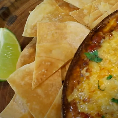 Entre os principais ingredientes desse prato estão linguiça calabresa picada, bacon picado, carne moída e biscoitos tipo doritos. Pimentão, pimenta jalapeño, feijão, queijo ralado e cebola são outros. 