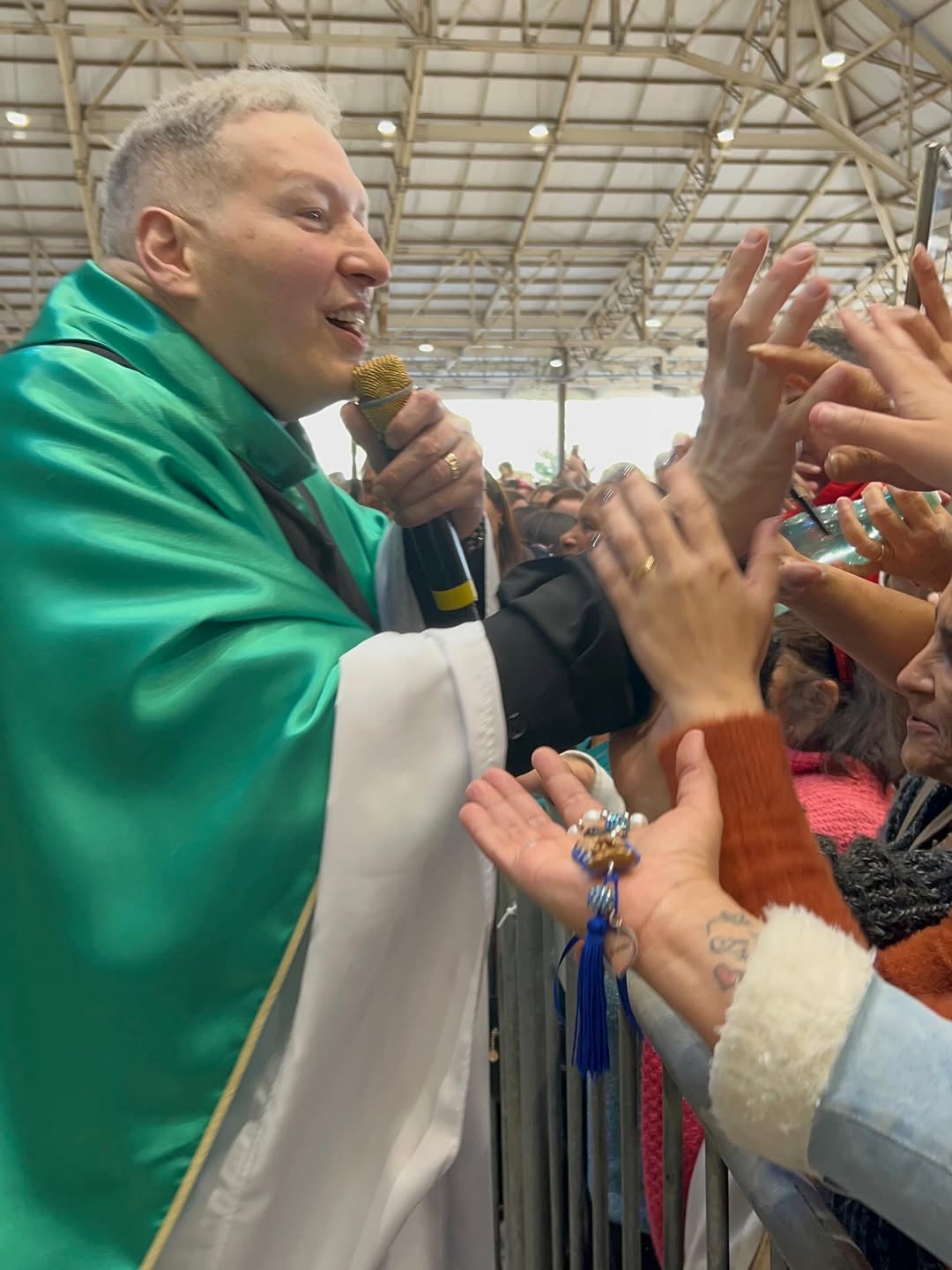No ano seguinte, lançou “Paz – Ao Vivo, gravado durante celebrações religiosas com grande público. O trabalho manteve forte repercussão comercial e figurou entre os discos mais vendidos do país naquele período.
