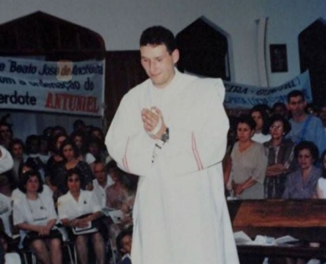 Antes de ingressar na vida religiosa, cursou Educação Física na USP. Posteriormente, entrou para o seminário e concluiu os estudos em Filosofia e Teologia, conforme a formação exigida pela Igreja Católica Apostólica Romana para a ordenação sacerdotal.
