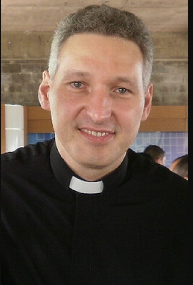 Padre Marcelo Rossi, uma das figuras religiosas mais populares do Brasil, foi investigado pelo Vaticano por aproximadamente dez anos, de 1999 até 2009. A apuração teve origem em uma denúncia anônima feita por um religioso brasileiro, que o acusava de culto ao personalismo, exibicionismo excessivo na televisão e desvirtuamento das práticas católicas.
