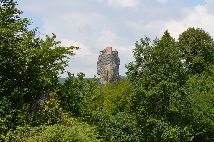 Até meados de 2015, o padre georgiano Maxime Qavtaradze residiu no local e supervisionou a construção de uma nova estrutura no topo do pilar.