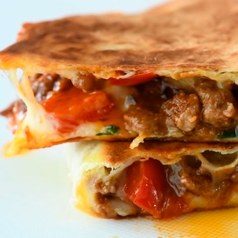 Basicamente leva massa para pizza, bacon e peito de frango em cubos. Como completamento estão molho de tomate, azeitona verde picada, queijo ralado, tomate, sal e pimenta-do-reino. 