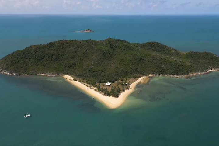 Em 1997, ele se mudou para a isolada Restoration Island, que fica no norte de Queensland.
