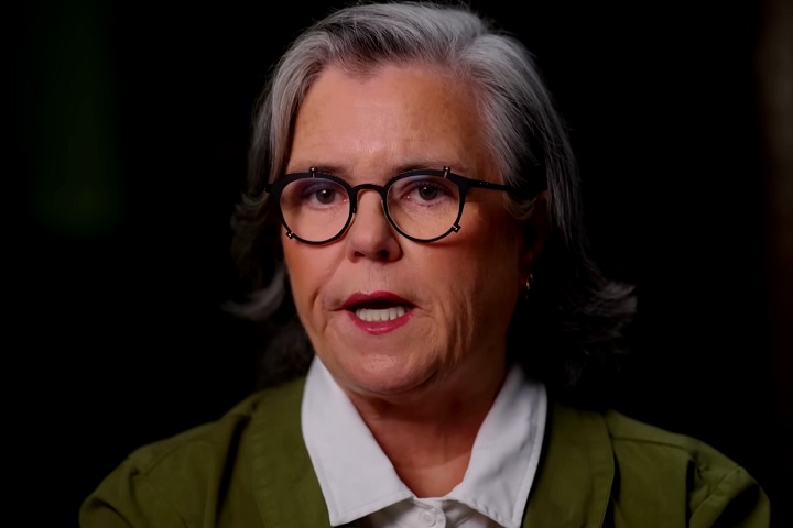 Rosie O’Donnell – Atriz e comediante muito famosa na TV americana, O’Donnell já era conhecida por suas críticas a Trump. Em março de 2025, ela anunciou que havia deixado o país e se mudado para a Irlanda, onde tenta conseguir cidadania junto da sua filha.