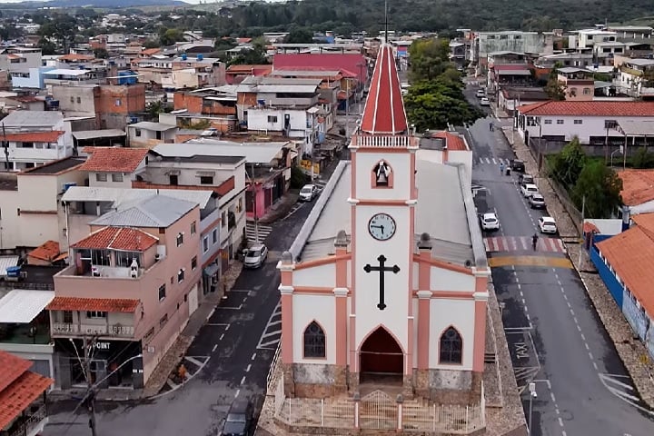 Situado na região do Campo das Vertentes, o município de Santa Cruz de Minas, localizado em Minas Gerais, é considerado o menor do Brasil em extensão territorial, com apenas 3,565 km². 