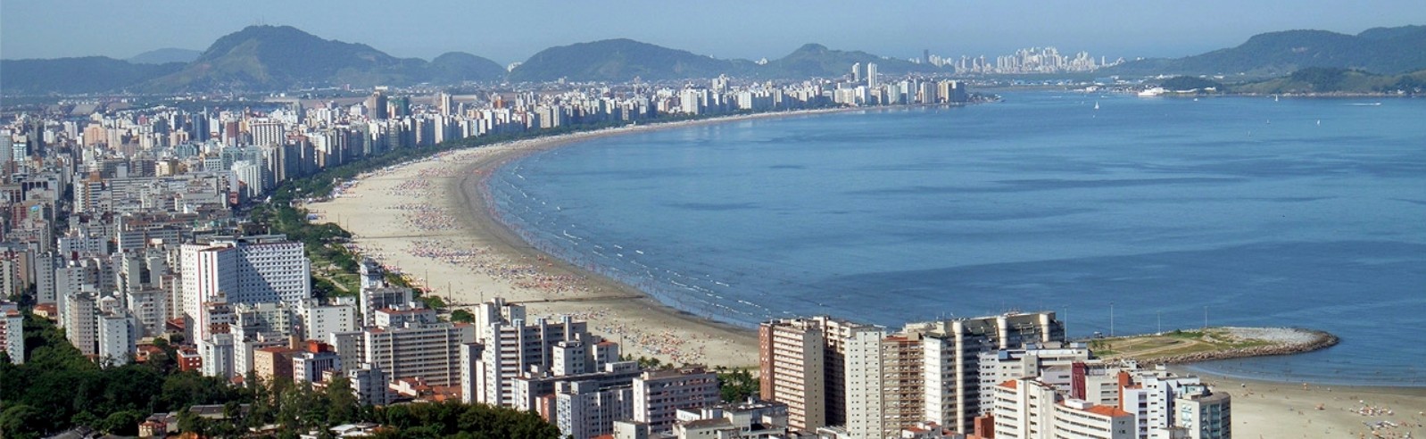 A Praia de Santos, porém, recebe diferentes denominações conforme o trecho, geralmente identificadas pelos canais que desembocam no mar. As transições entre uma praia e outra são sutis e têm características semelhantes. 
