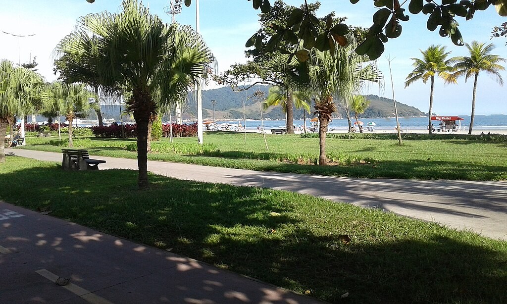 Ao longo das décadas, o jardim foi ampliado e adaptado às transformações urbanas, mas manteve a continuidade das áreas verdes como elemento central. Atualmente, reúne cerca de 1.300 canteiros, aproximadamente 1.800 árvores e diversos monumentos históricos distribuídos ao longo da orla, sendo utilizado diariamente por moradores e visitantes.
