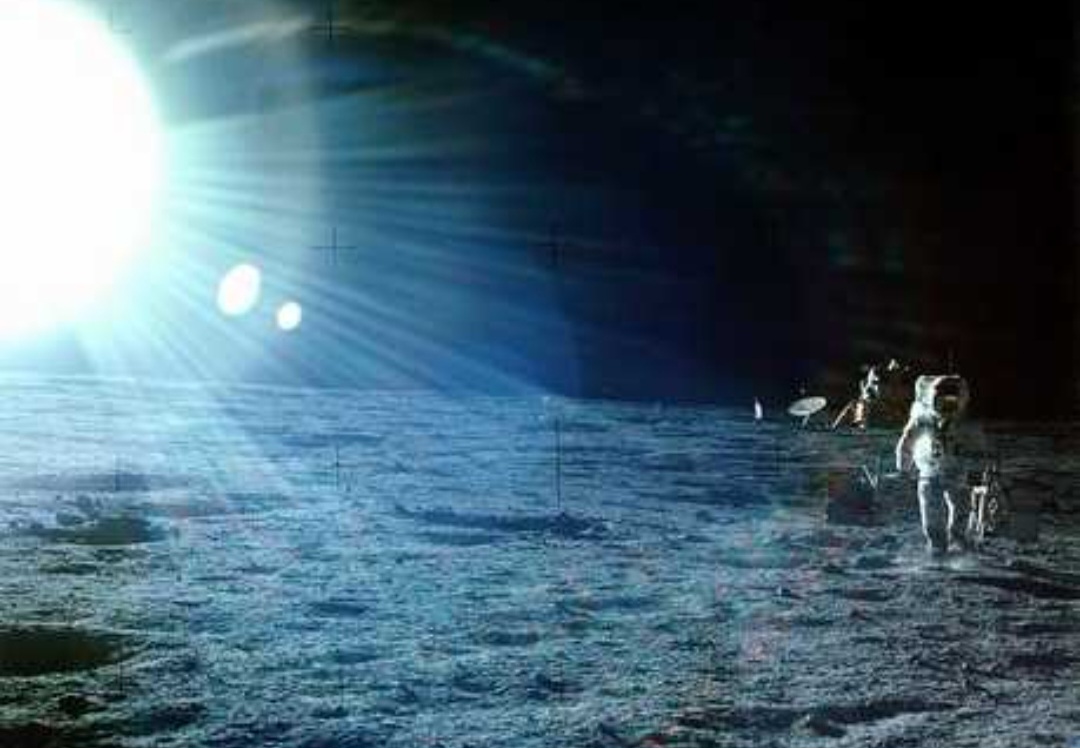 O dia 19 de novembro de 1969 marcou a chegada dos astronautas da missão Apollo 12 à região da Lua chamada de Mar das Tormentas. Pete Conrad e Alan Bean aterrissam e se tornam o terceiro e quarto humanos a caminhar na Lua.